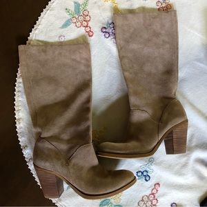 Lucky Brand Everdein Pull-on Suede Boots. Tan. 3.5" Stacked Heel. Size 6.5